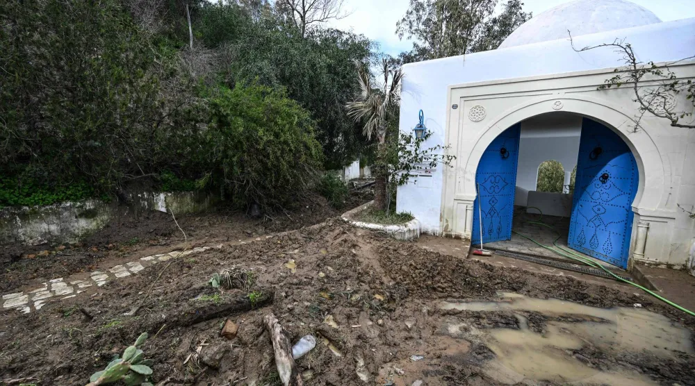 آثار الدمار على سواحل تونس بفعل عاصفة «هاري» التي ضربت البحر المتوسط في يناير الماضي (أ.ف.ب)