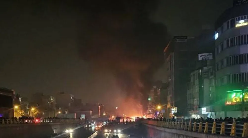 حشود من المتظاهرين ونيران تشتعل في منطقة سرسبز شمال شرقي طهران (تلغرام)