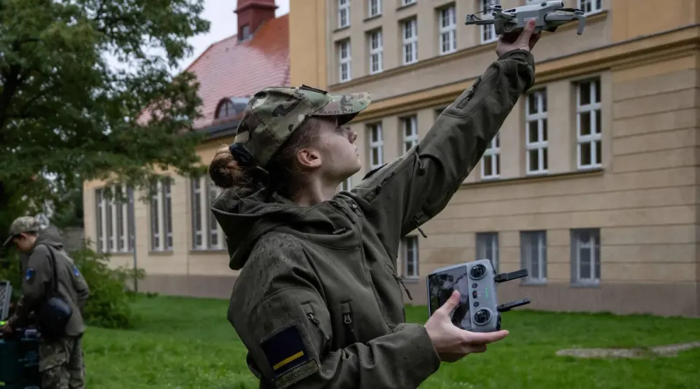 Batı Polonya'daki askeri lisede öğrenim gören bir öğrenci, küçük bir insansız hava aracı kullanıyor - 8 Ekim 2025 (AFP)