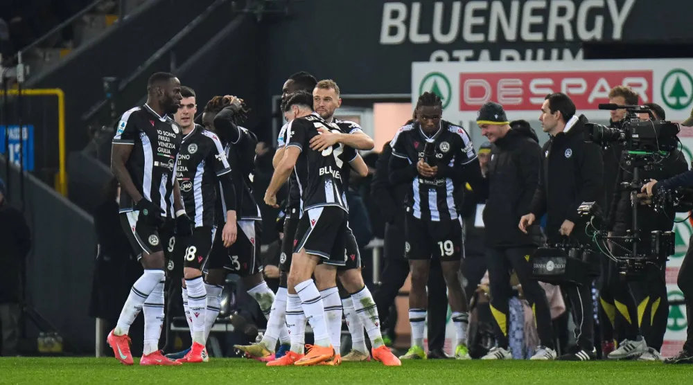 احتفالية لاعبي أودينيزي بالفوز على روما (إ.ب.أ)