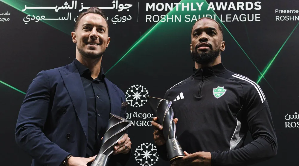 إيفان توني بجوار يايسله مدرب الفريق (النادي الأهلي)