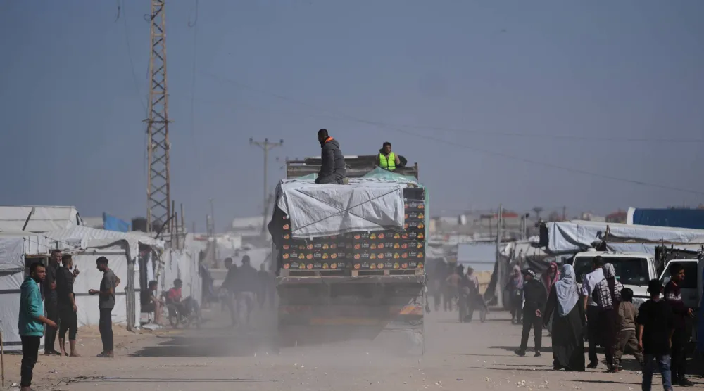 شاحنات محملة بالمواد الغذائية دخلت قطاع غزة عبر معبر كرم أبو سالم (أ.ب)