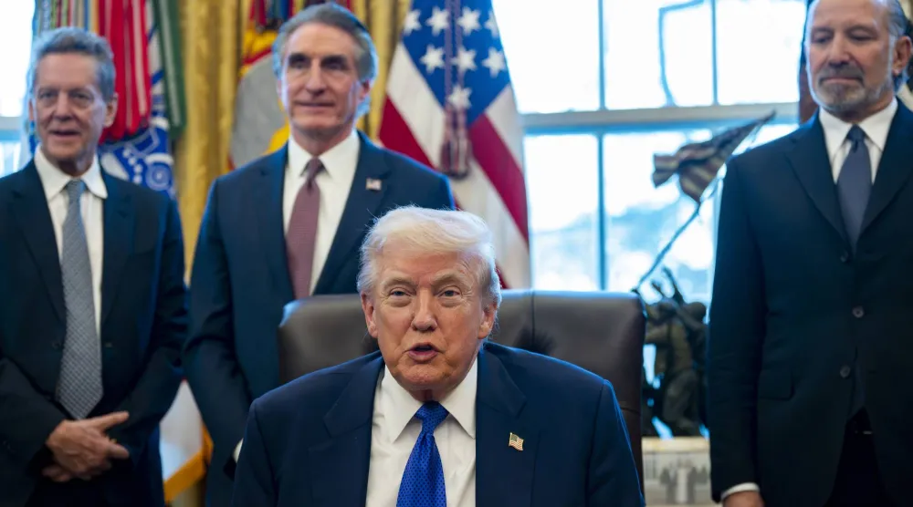 الرئيس الأميركي دونالد ترمب يعلن عن خطط إطلاق الاحتياطي الاستراتيجي من المعادن الحرجة (إ.ب.أ)