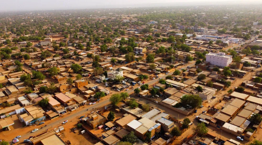 صورة التقطتها طائرة من دون طيار تُظهر الشارع الرئيسي في إحدى ضواحي نيامي (عاصمة النيجر) عقب الهجوم الذي استهدف مطارها الدولي - 30 يناير 2026 (رويترز)