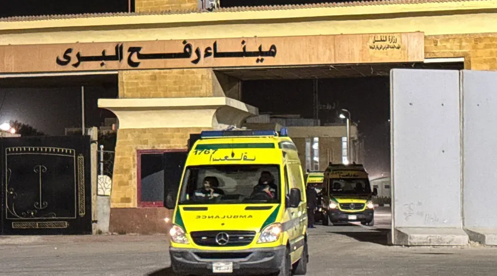 Gazze Şeridi ile Refah Sınır Kapısı’nın Mısır tarafında, tıbbi tedavi görmek üzere Mısır’a geçen Filistinlileri taşıyan ambulanslar, dün sınır hattında ilerledi. (AFP)