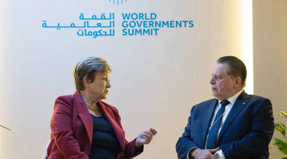 مديرة صندوق النقد الدولي كريستالينا غورغييفا أثناء لقائها محافظ البنك المركزي المصري حسن عبد الله في دبي (إكس)