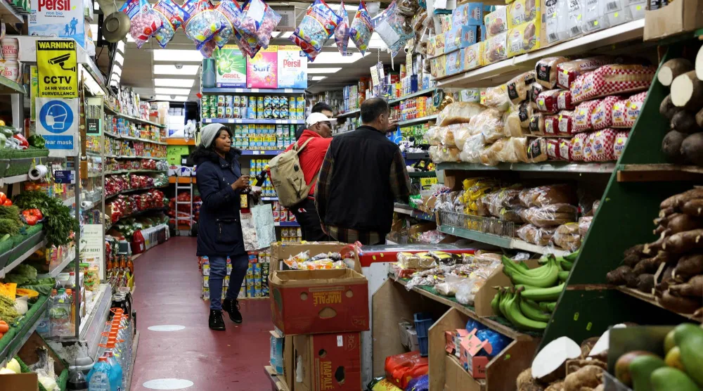 امرأة تتسوق بمتجر «سينسبري» في لندن بالمملكة المتحدة (رويترز)