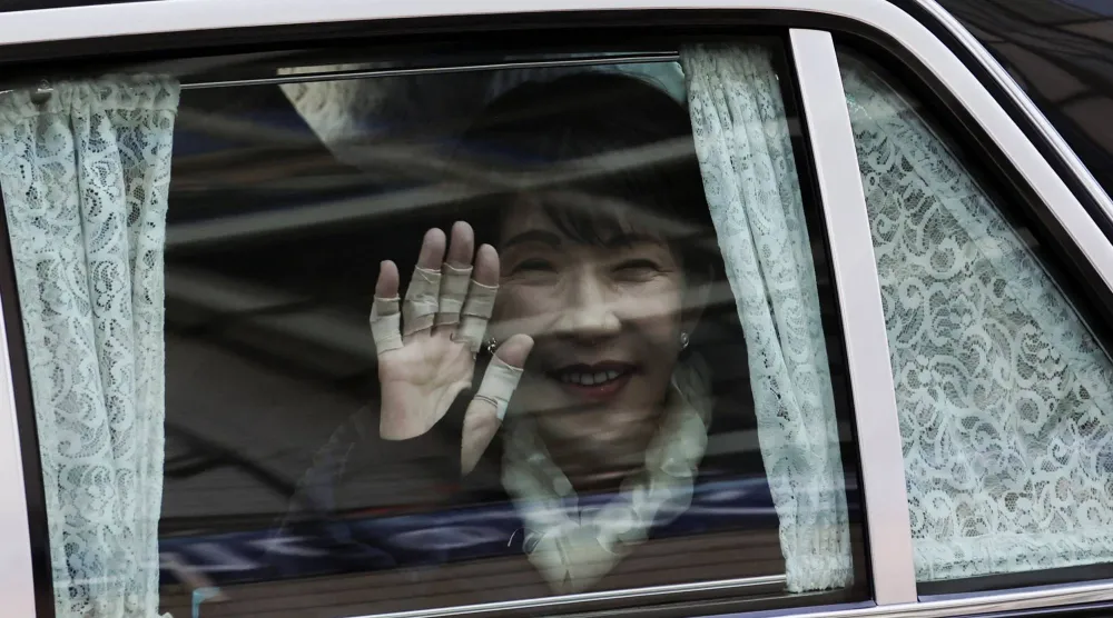 رئيسة وزراء اليابان ساناي تاكايتشي تحيي أنصارها خلال حدث انتخابي في العاصمة طوكيو (رويترز)