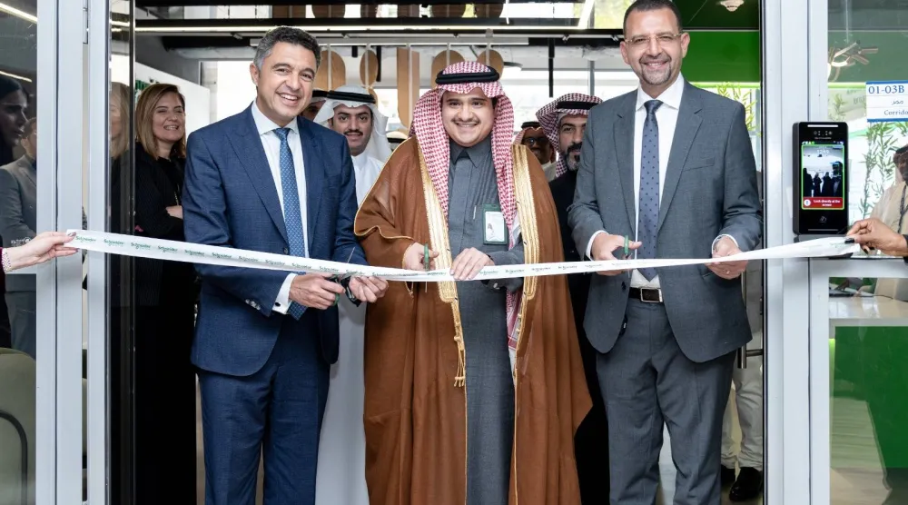 من اليمين محمد شاهين رئيس «شنايدر إلكتريك» في السعودية وباكستان واليمن والبحرين وثامر الغفيص مدير الاستثمارات في الطاقة ووليد شيطا رئيس «الشرق الأوسط وأفريقيا» في «شنايدر إلكتريك»