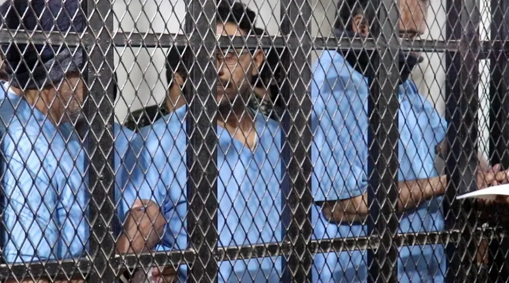 عشرات المعتقلين في سجون الحوثيين يواجهون أوامر بالإعدام (إ.ب.أ)
