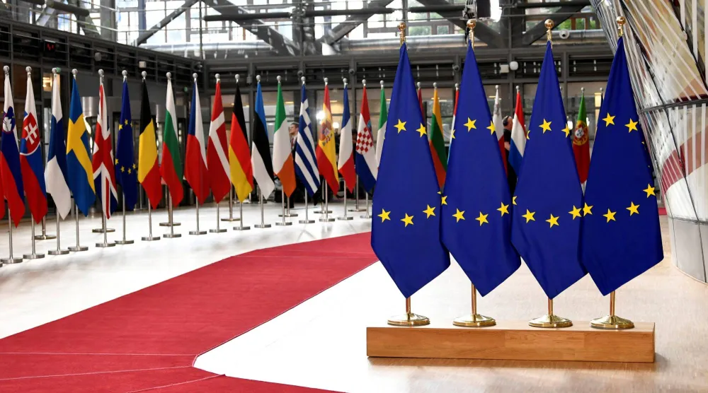 رفع أعلام الدول الأعضاء في الاتحاد الأوروبي قبل قمة للقادة في بروكسل (رويترز)