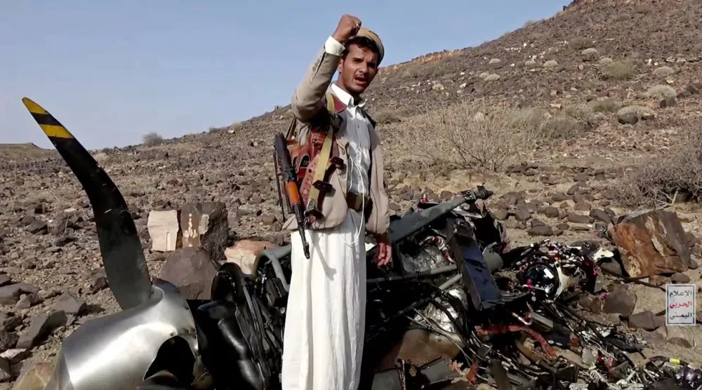 صورة نشرها الحوثيون لما زعموا أنه موقع تحطم طائرة أميركية مسيّرة في أبريل الماضي (غيتي)