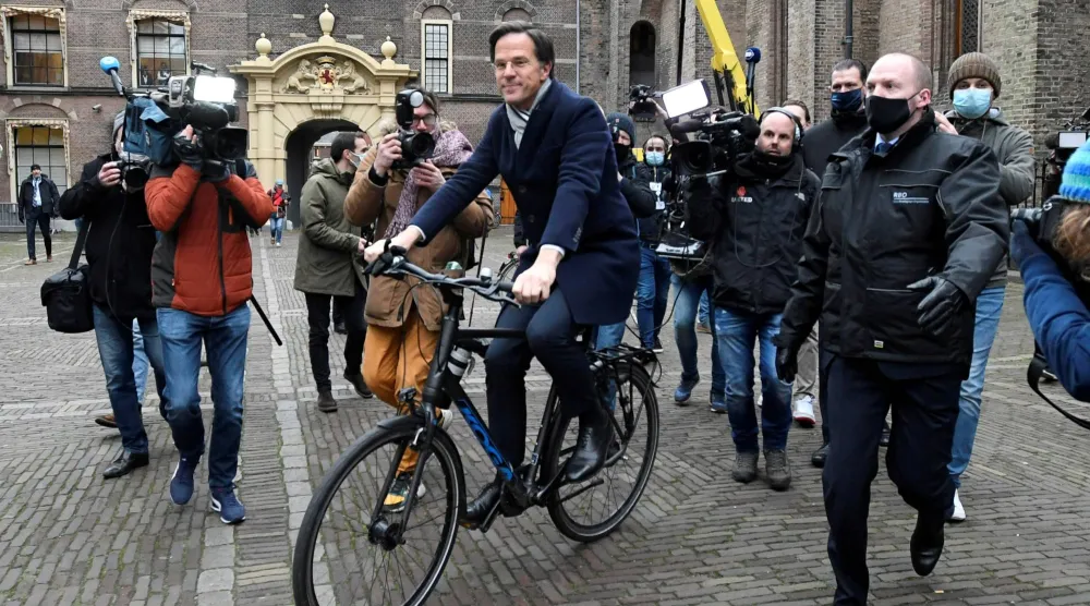 صورة أرشيفية لمارك روته تعود لعام 2021 أمام البرلمان الهولندي عندما كان رئيساً للوزراء (أ.ف.ب)