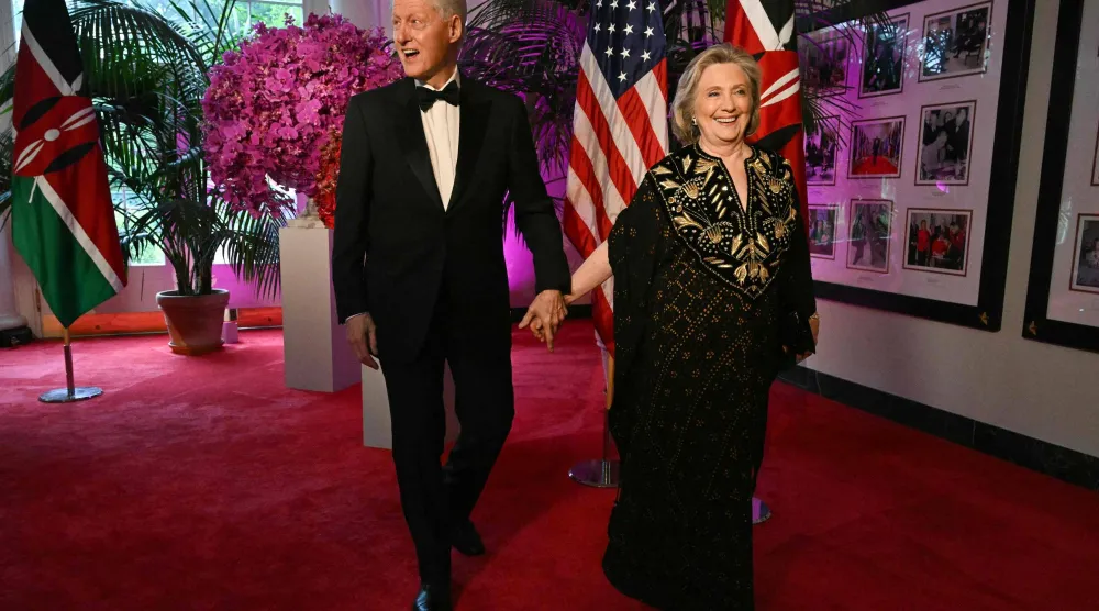 أرشيفية للرئيس الأميركي الأسبق بيل كلينتون وزوجته وزيرة الخارجية سابقاً هيلاري رودهام كلينتون في البيت الأبيض (أ.ف.ب)