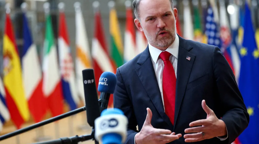 جيمسون غرير يتحدث إلى الإعلام خلال مأدبة عمل مع وزراء التجارة الأوروبيين في بروكسل يوم 24 نوفمبر 2025 (رويترز)