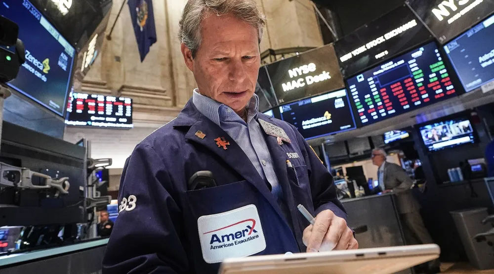 متداول يعمل في بورصة نيويورك (أ.ب)