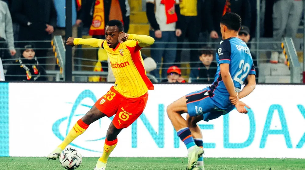 سعود عبد الحميد في إحدى مباريات الفريق (نادي لانس)