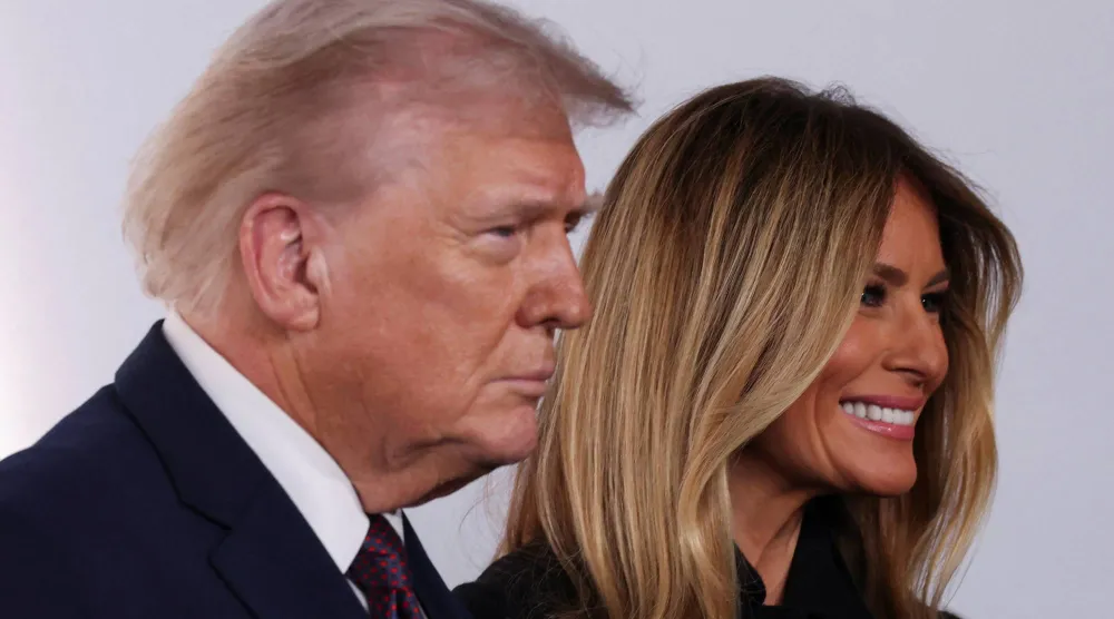 الرئيس الأميركي دونالد ترمب مع زوجته ميلانيا خلال العرض الأول للوثائقي الخاص بها بعنوان «ميلانيا» (رويترز)