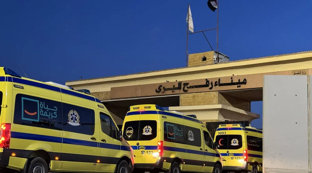 سيارات إسعاف أمام معبر رفح من الجانب المصري يوم الاثنين (أ.ف.ب)