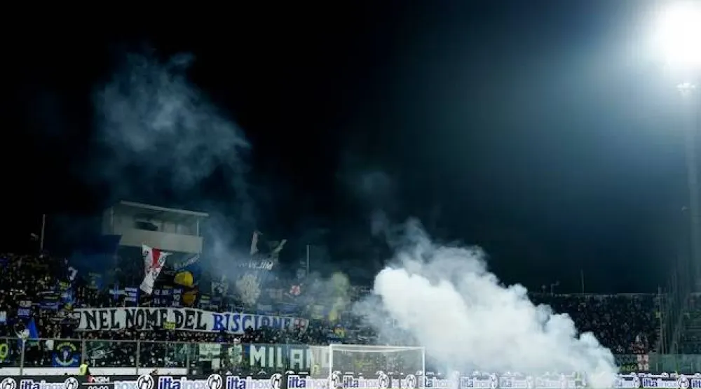 مشجعو إنتر ألقوا مقذوفات باتجاه حارس كريمونيزي في كريمونا (رويترز)