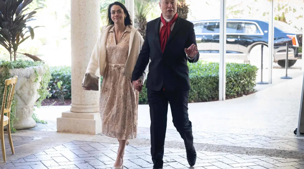 إيلون ماسك وسيدة الأعمال شيفون زيليس في بالم بيتش بولاية فلوريدا الأميركية (أ.ف.ب)