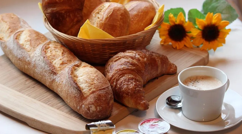 أظهرت دراسة شملت الآلاف من كبار السن في بريطانيا أن تأخير الفطور لساعات متأخرة من الصباح قد يرتبط بزيادة مخاطر صحية (بيكسباي)