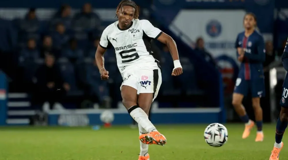 ليفربول نجح في التعاقد مع مدافع رين الفرنسي جاكيه لكن اللاعب سيستمر مع فريقه حتى نهاية الموسم (غيتي)