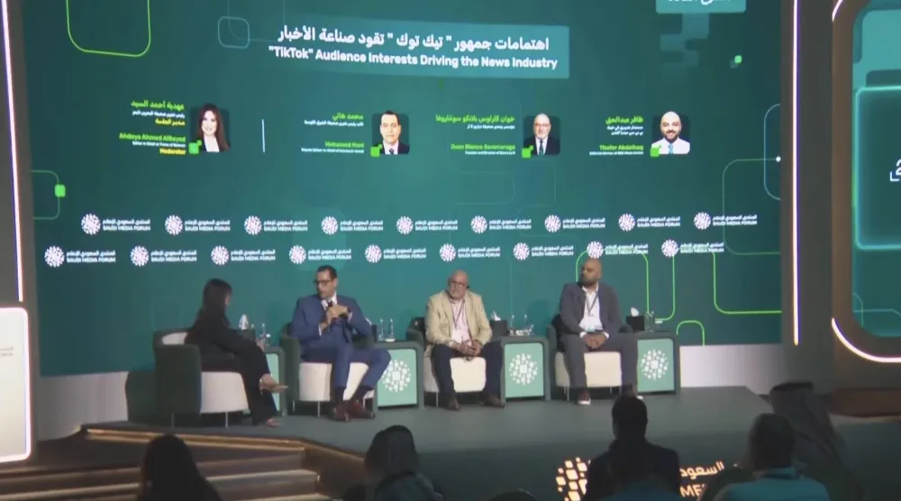 أكدت الجلسة الحوارية أن المؤسسات الإعلامية تتحمل مسؤولية إيصال الأخبار بشكل احترافي (المنتدى السعودي للإعلام) 