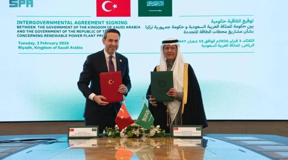 عبد العزيز بن سلمان وبيرقدار يحملان وثائق الاتفاقية الموقعة (واس)