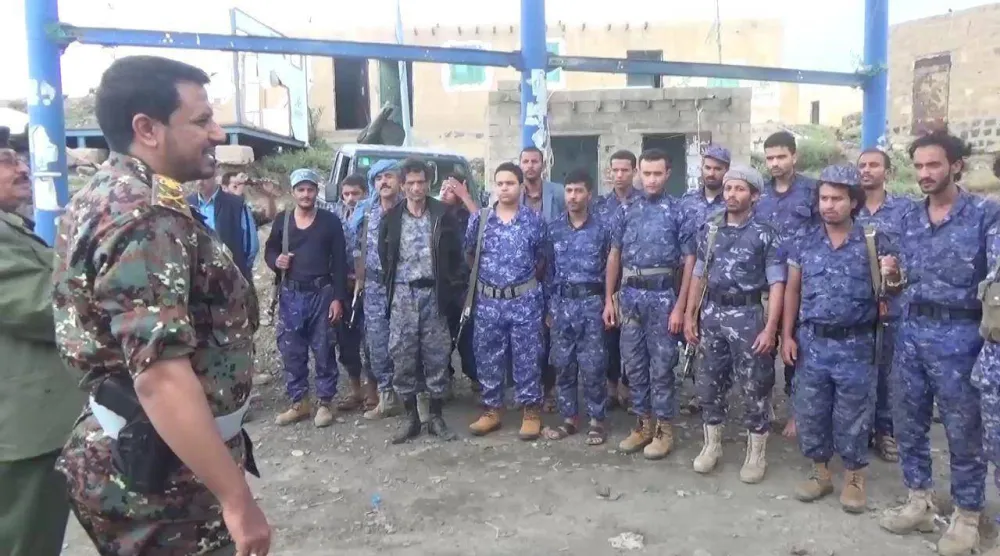 الحوثيون استغنوا عن ضباط وجنود أمنيين سابقين واستقدموا آخرين مؤدلجين (إكس)