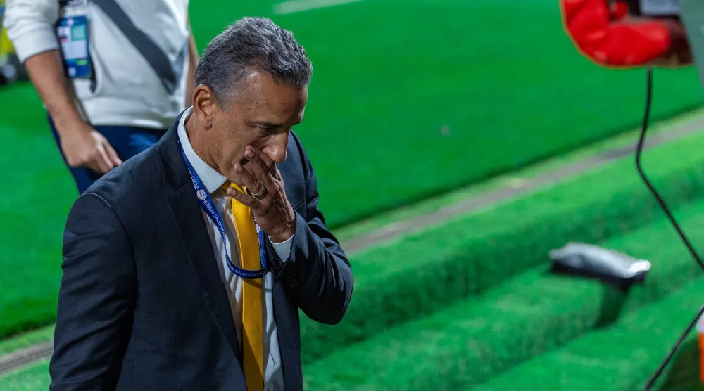 شاموسكا مدرب فريق التعاون (تصوير: عيسى الدبيسي)