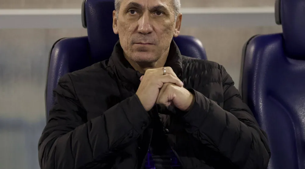 اليوناني دونيس مدرب فريق الخليج (تصوير: نايف العتيبي) 