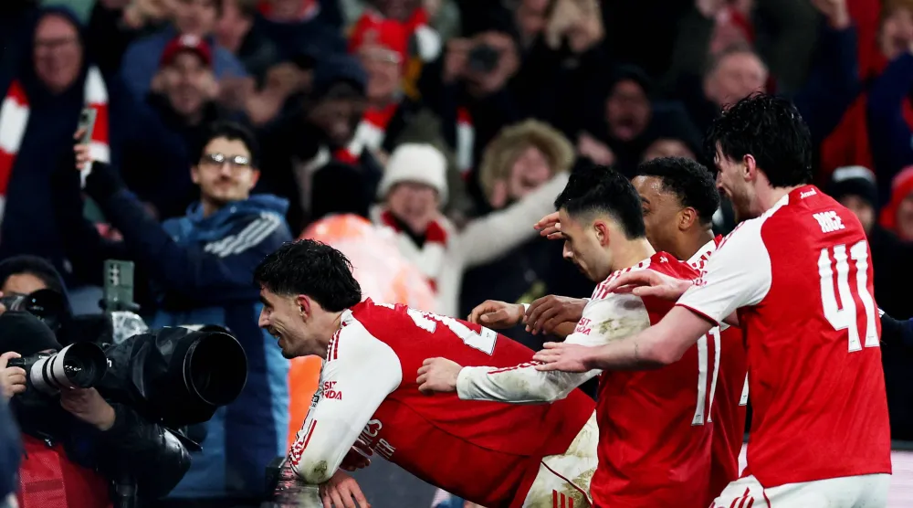 الألماني كاي هافيرتز يتلقى تهنئة زملائه بهدف الفوز القاتل في مرمى تشيلسي (رويترز)