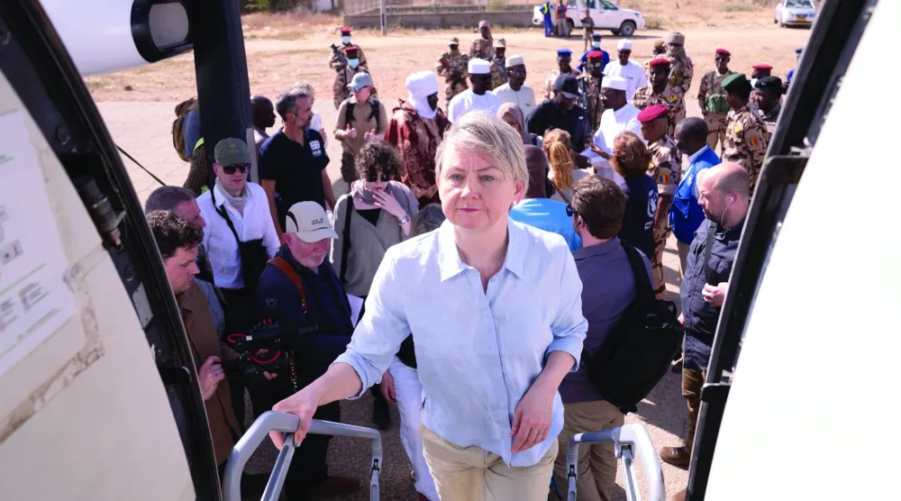 
وزيرة الخارجية البريطانية إيفيت كوبر في بلدة أدري التشادية أمس حيث تفقدت عائلات فرت من الحرب السودانية (د.ب.أ)