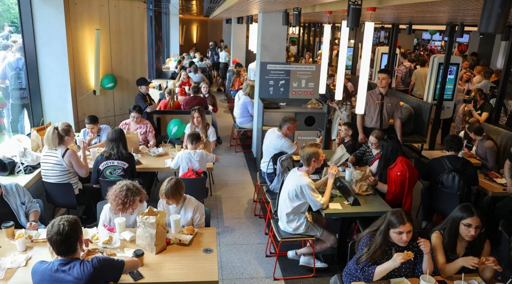 يزور الناس مطعم «فكسنو وتوتشكا» الجديد في موسكو (أرشيفية-رويترز)