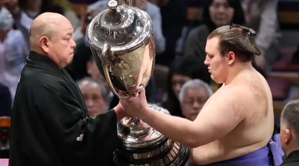 المولد أونيشيكي يتسلم لقب بطولة «السومو» (أ.ف.ب)
