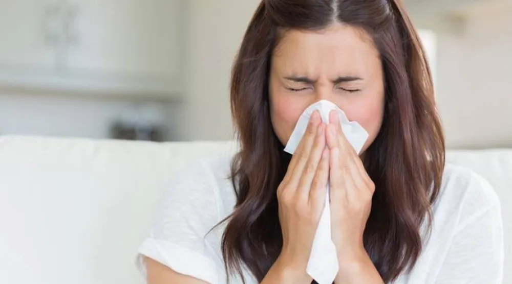 فيروس الأنف هو السبب الأكثر شيوعاً لنزلات البرد (رويترز)