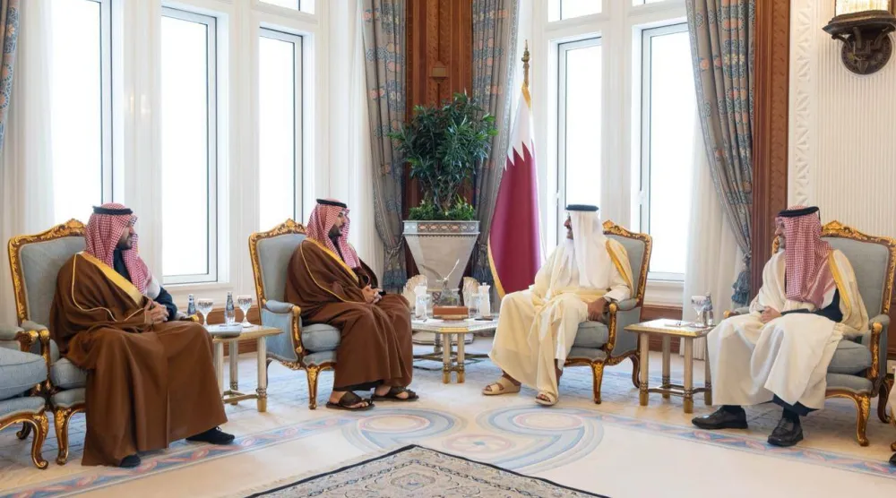 الشيخ تميم بن حمد آل ثاني أمير قطر لدى استقباله الأمير خالد بن سلمان بن عبد العزيز وزير الدفاع السعودي والوفد المرافق في الديوان الأميري بالدوحة (الديوان الأميري)