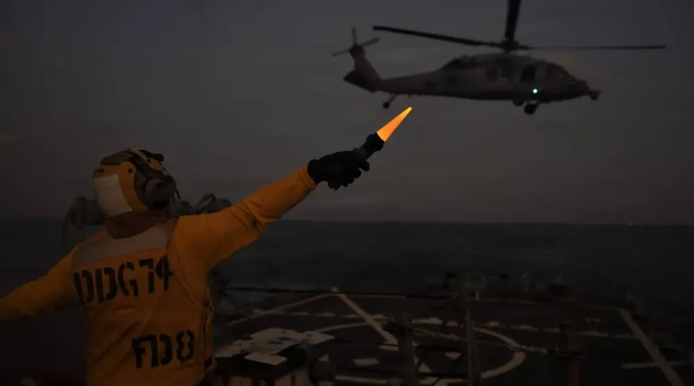 ABD Donanması'na ait MH-60C Seahawk helikopteri, 30 Ocak 2026 tarihinde Arap Körfezi'nde gece uçuşu operasyonu sırasında USS McFaul gemisine iniş yapmaya hazırlanıyor. (ABD Donanması – AFP)