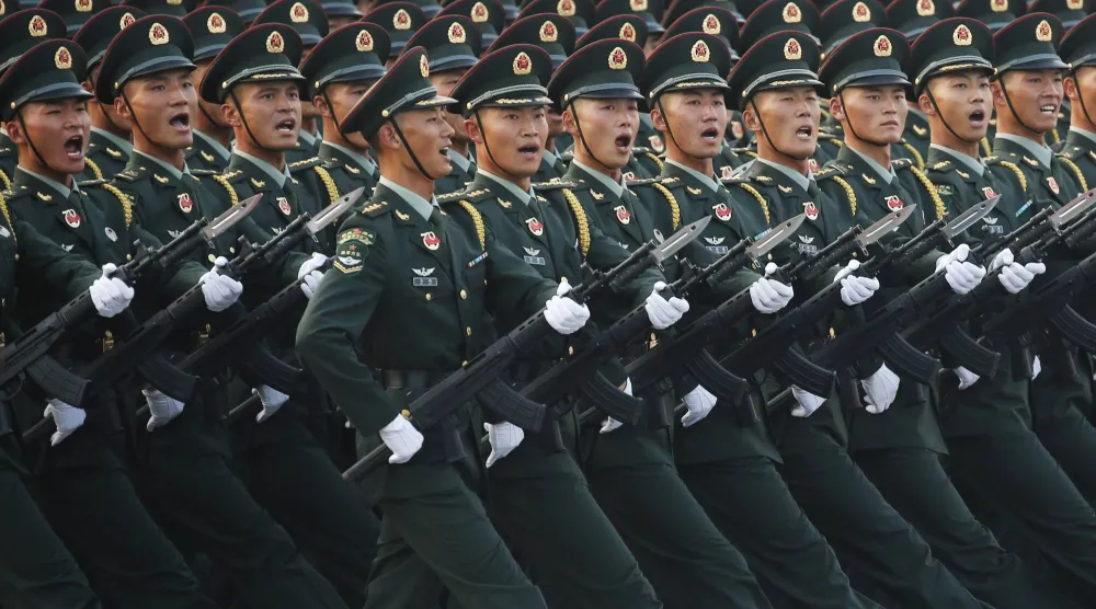 جنود من «جيش التحرير الشعبي» الصيني خلال عرض عسكري في ساحة تيانانمن ببكين (رويترز)