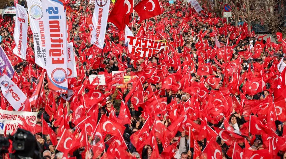 متظاهرون مؤيدون للمعارضة في مدينة تشوروم وسط البلاد في 1 فبراير الحالي يطالبون بالانتخابات المبكرة (حزب الشعب الجمهوري - إكس)