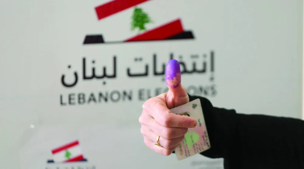 لبنانية ترفع إصبعها بعد اقتراعها بالانتخابات المحلية في بيروت 2025 (أرشيفية - إ.ب.أ)