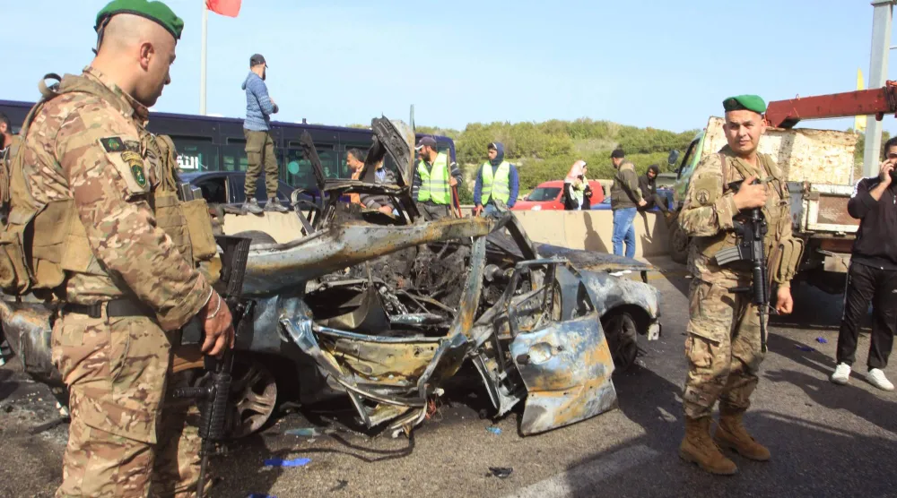 عناصر من الجيش اللبناني قرب سيارة استهدفها قصف إسرائيلي في جنوب لبنان (أ.ف.ب)