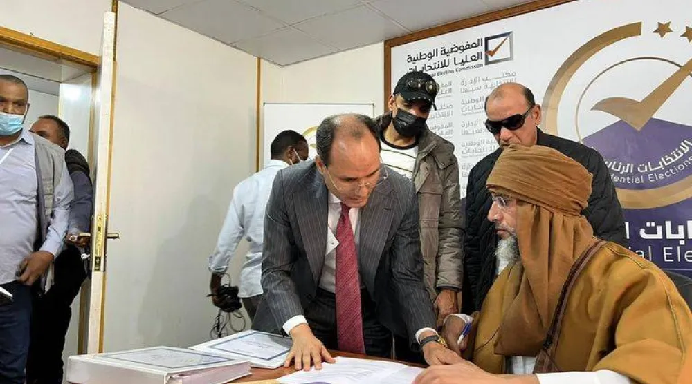 سيف الإسلام القذافي خلال تقديم أوراق ترشحه للانتخابات الرئاسية في سبها جنوب ليبيا عام 2021 (مفوضية الانتخابات)