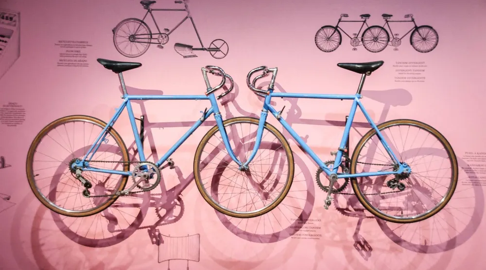 ثلاثة عجلات لدرّاجتين (دليل المعرض)