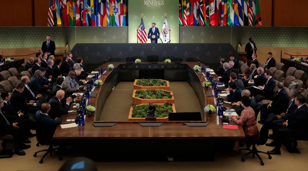 نائب الرئيس الأميركي خلال إلقائه كلمته في الاجتماع الوزاري الأول للمعادن الحيوية (أ.ف.ب)