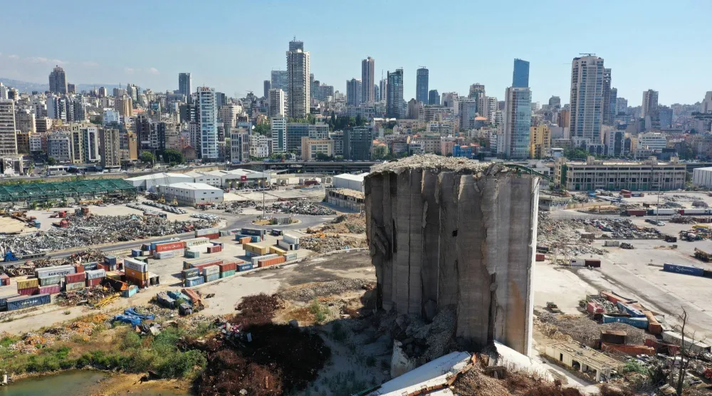 ما تبقّى من الإهراءات المدمرة في مرفأ بيروت (رويترز)