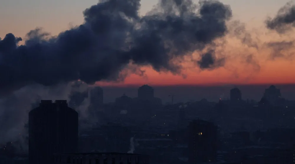 الدخان يتصاعد في كييف نتيجة الضربات الروسية ليل الثلاثاء (رويترز)