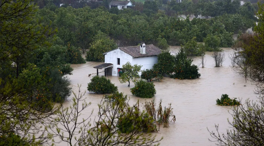 منزل غمرته المياه قرب نهر غواداليتي مع وصول العاصفة «ليوناردو» إلى أجزاء من إسبانيا (رويترز)