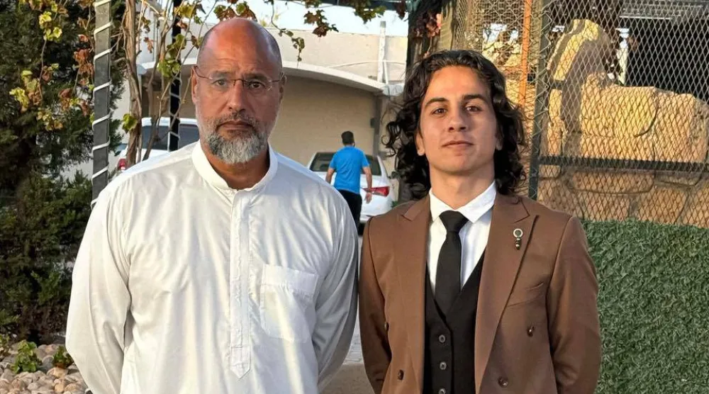 آخر ظهور لسيف الإسلام القذافي رفقة ناشط سياسي من أقاربه بالزنتان في ديسمبر الماضي (صفحة الناشط الليبي أحمد القذافي)